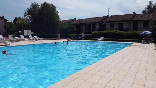 una gran piscina con gente en el agua en MAISON MARGÙ, en  Monvalle 