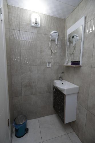 Ein Badezimmer in der Unterkunft KAYA SUİT OTEL