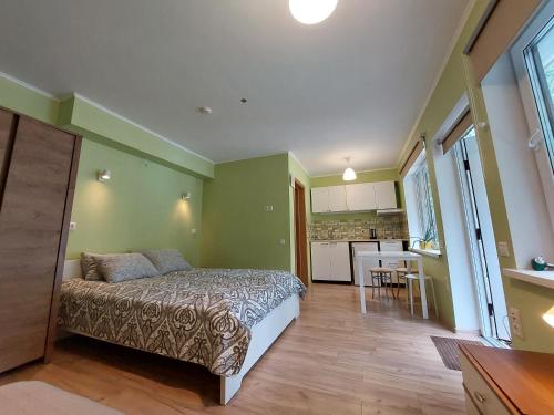Il comprend une petite chambre avec un lit et une cuisine. dans l'établissement Apartamenti pie jūras Latvijā, à Plieņciems