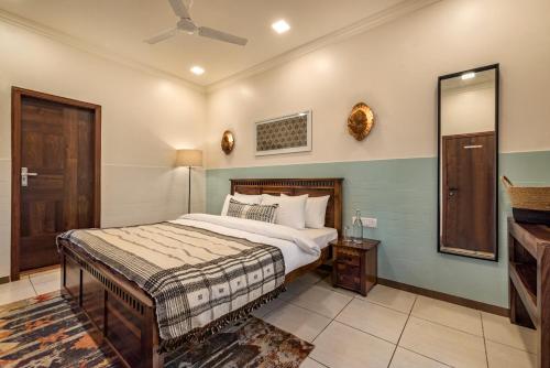 Postel nebo postele na pokoji v ubytování SaffronStays Gaia, Alibaug - pool villa near Mandwa Jetty perfect for large groups