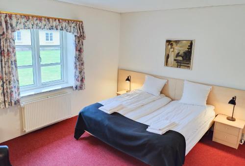 Postel nebo postele na pokoji v ubytování Rønnes Hotel