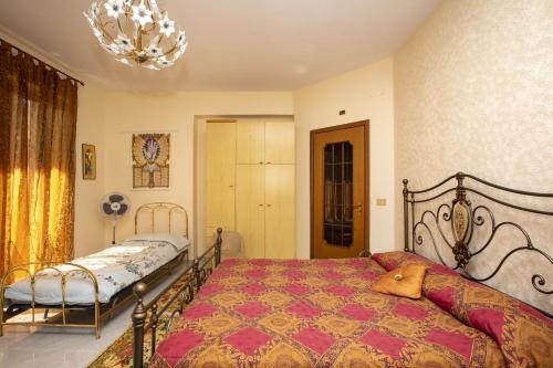 - une chambre avec 2 lits et un lustre dans l'établissement Casa Al Mare San Giorgio, à Gioiosa Marea