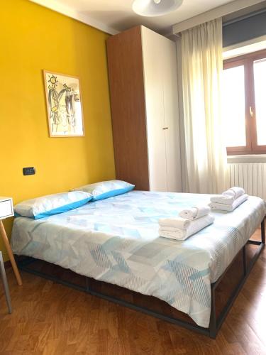 Un dormitorio con una cama grande con toallas. en Torre Venere, en Castelvenere