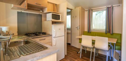 Kuchyň nebo kuchyňský kout v ubytování Amelia Camping