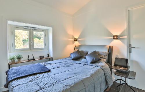 une chambre avec un lit bleu et une fenêtre dans l'établissement Suite Tropez, Résidence de prestige, à La Croix-Valmer