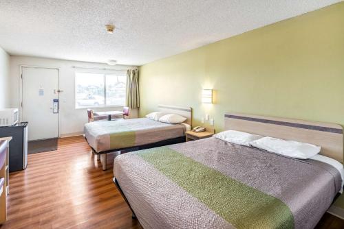 um quarto de hotel com duas camas e uma televisão em Motel 6 Clarkston WA em Clarkston