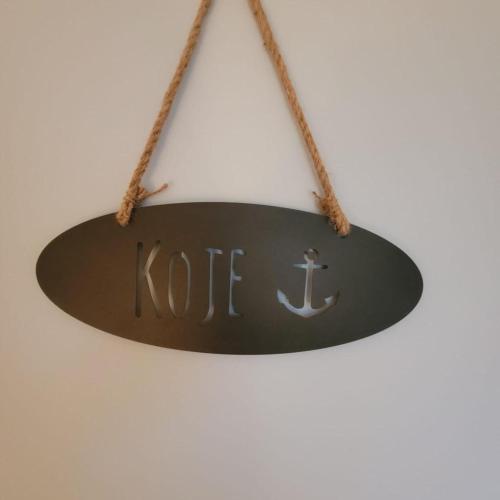a sign that says kote hanging on a wall at App Strandnest mit Meerbl mit Strandkorb am nahen Strand by Unsere Urlaubszeit in Grömitz