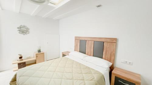 Un dormitorio con una cama grande en una habitación. en Casa Pichusa, en Benicarló