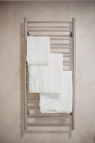 a towel rack in a bathroom with white towels at Casa Pichusa in Benicarló