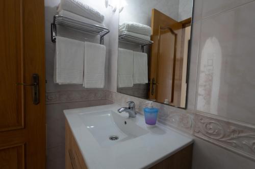 Casa Mateus في ألفور: حمام أبيض مع حوض ومرآة