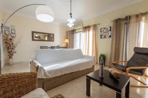 阿爾維的住宿－Casa Mateus，卧室配有白色的床和椅子