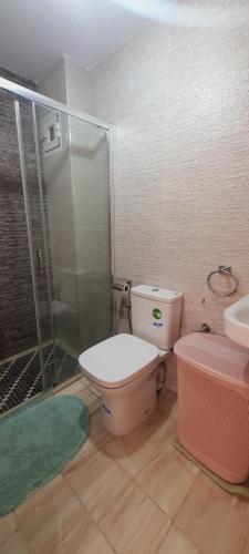 een badkamer met een douche, een toilet en een wastafel bij El Refugio in Tetouan