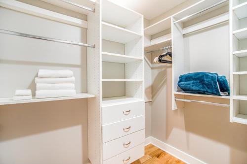 um closet com gavetas e prateleiras brancas em Borrowed Thyme em Saugatuck