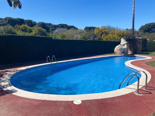 - une grande piscine d'eau bleue dans la cour dans l'établissement Dreams Apartment Vilafortuny, à Cambrils
