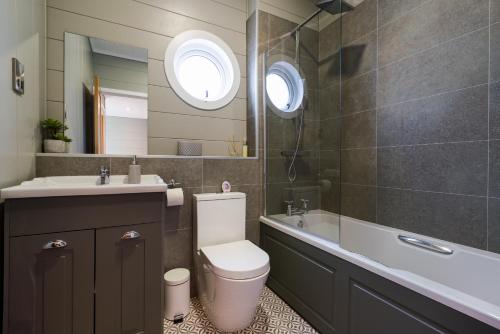 a bathroom with a toilet and a sink and a tub at Berth 6 on Upton Lake, Upton-upon-Severn Home on Water in Upton upon Severn