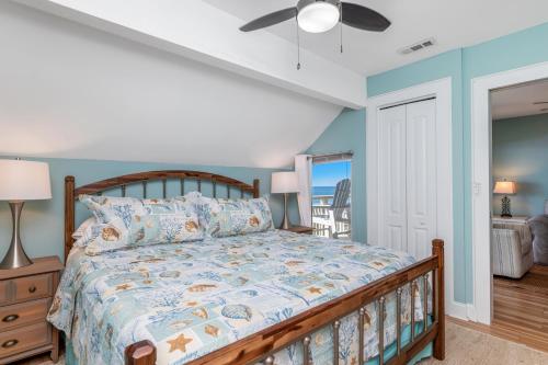 um quarto com uma cama e uma ventoinha de tecto em Melody by the Sea em Caswell Beach