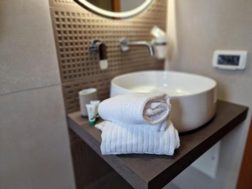 La salle de bains est pourvue d'un lavabo et d'une serviette sur un comptoir. dans l'établissement Masseria Casale Dei Fornici, à Polignano a Mare