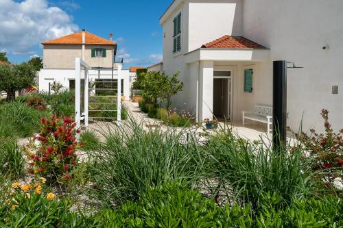 Zahrada ubytování DUE VILLAS Apartments - beautiful beach apartments