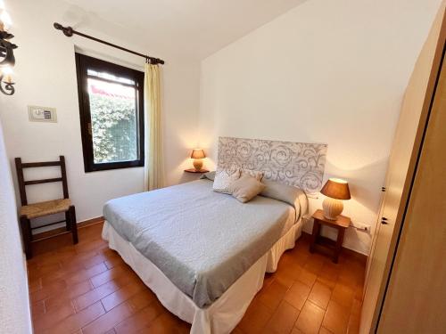 1 dormitorio con cama y ventana en Casa il Lentischio - Costa Rei, en Costa Rei