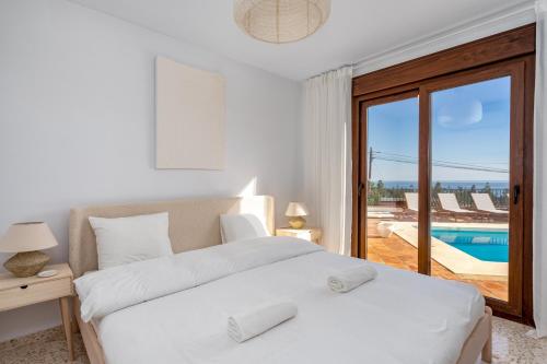 A bed or beds in a room at Luxurious villa with pool in La Cala by Costarentals - Ref 53