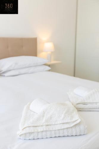 Una cama o camas en una habitación de Modern & Spacious Apartment in the Heart of Pieta by 360 Estates