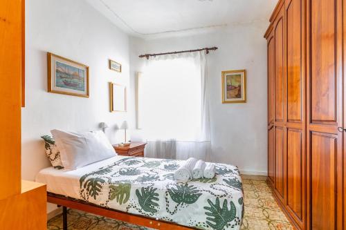 a bedroom with a bed and a window at Pisa Airport Comfy Apartment - Private Parking in Pisa