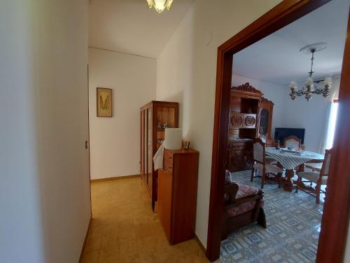 salon ze stołem i jadalnią w obiekcie Margherita house sorrento w mieście Vico Equense