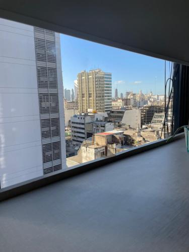 una ventana con vistas al perfil urbano en Maipo 1501 en Buenos Aires