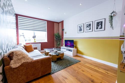 Retro-Themed One Bedroom Apartment Near Legoland and Easy Access to Windsor