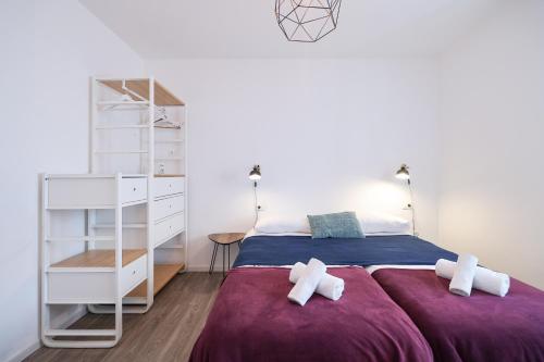 - une chambre avec un lit avec deux croix dans l'établissement Rooms lopwi Old town Ground floor, à Zadar