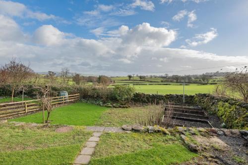 un jardín con una valla y campos verdes en el fondo en Laurel a luxury rural retreat, en Staveley