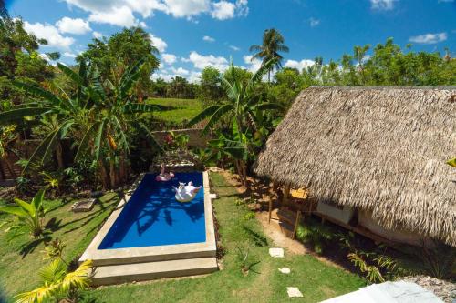 uma vista aérea de um resort com uma piscina em Casita Chinola - Playa El Encuentro em Bombita