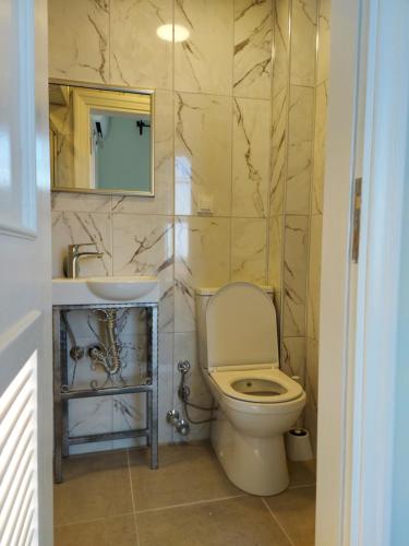 łazienka z toaletą i umywalką w obiekcie Eolos House Cunda w mieście Ayvalık