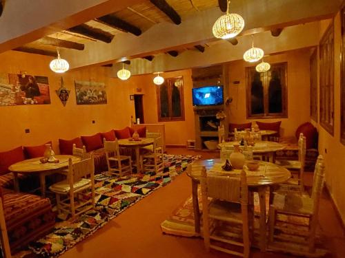 - un restaurant avec des tables et des chaises dans une salle dans l'établissement Ouirgane discovery lodge, à Ouirgane