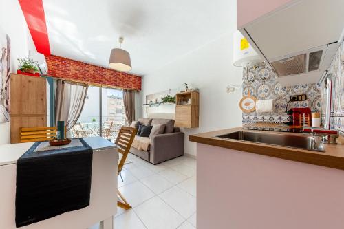 A kitchen or kitchenette at Estudio Sunrise Estocolmo