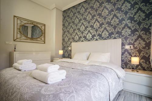 sypialnia z łóżkiem z ręcznikami w obiekcie El Lago de Los Arqueros 2 bedrooms penthouse en Benahavis w mieście Benahavís