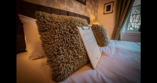 Ένα ή περισσότερα κρεβάτια σε δωμάτιο στο Ensuite Bed And Breakfast Rooms At The Ring Pub