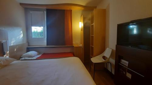 Postel nebo postele na pokoji v ubytování Ibis Roanne Le Coteau Hotel Restaurant