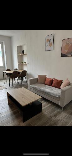 ein Wohnzimmer mit einem Sofa und einem Tisch in der Unterkunft Coeur du Vieil Antibes in Antibes