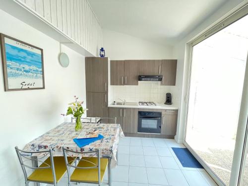 Kuchyň nebo kuchyňský kout v ubytování le clos du phare bleu