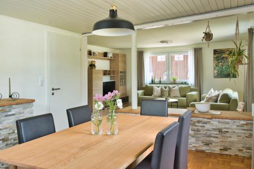 a dining room and living room with a table and chairs at Adesso - Ferienwohnung im Schwarzwald 