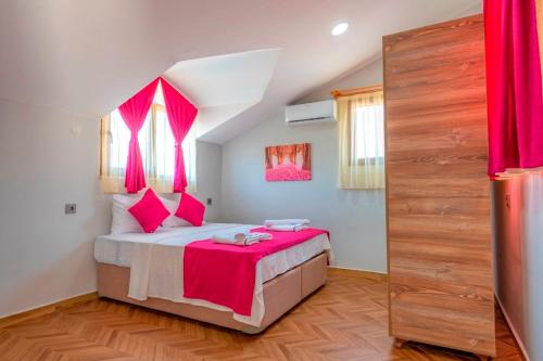 Postel nebo postele na pokoji v ubytování Villa Seven 6, Villa mit Kinderbecken in der Gegend von Ölüdeniz Hisaronu
