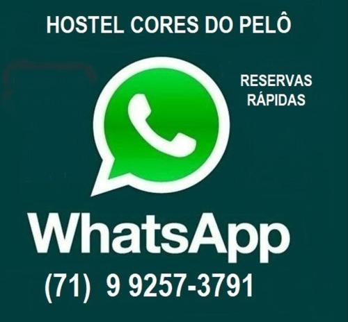 znak dla aplikacji gwizdającej na zielonym tle w obiekcie Hostel Cores do Pelô w mieście Salvador