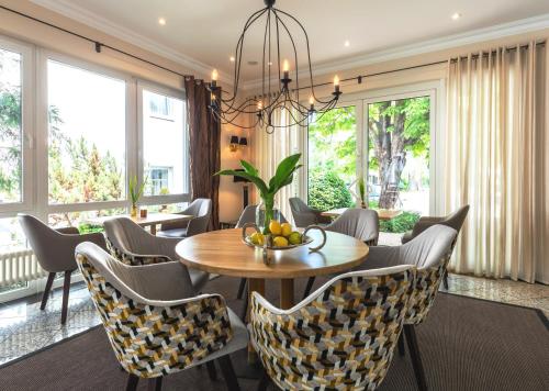 a dining room with a table and chairs at Romantik Hotel Schwanefeld & Spa in Meerane
