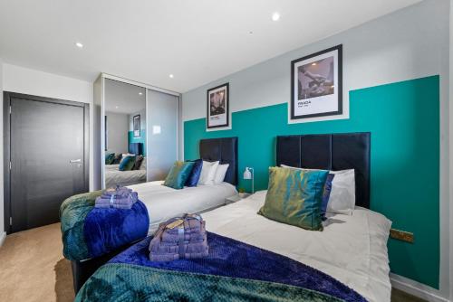 מיטה או מיטות בחדר ב-Stunning Penthouse in Chelmsford - Large Rooftop
