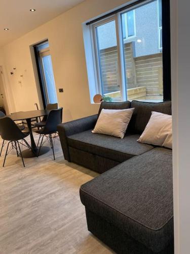 sala de estar con sofá y piano en Lovely 2 bedroom condo, en Reikiavik