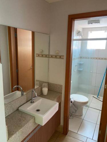 a bathroom with a sink and a toilet at Apartamento no Fiori Prime in Caldas Novas