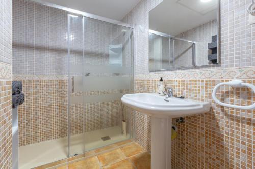 ein Bad mit einem Waschbecken und einer Dusche in der Unterkunft Tolox 2 in Tolox