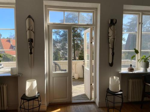 Pokój z drzwiami prowadzącymi na patio w obiekcie Our House w mieście Ystad
