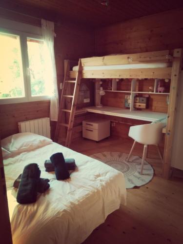 a bedroom with a bunk bed and a desk at Villa L'Epicléa, Chorges, entre lac et montagnes in Chorges